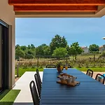 Artsi Villa *